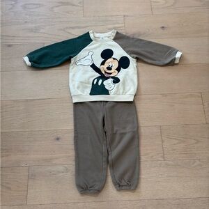 H&M toddler Mickey Mouse green and brown Colorblock sweatshirt set, size 3T